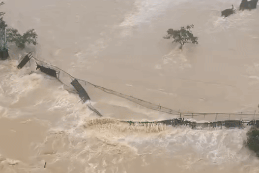 Lũ cuốn trôi cầu treo ở khu du lịch nổi tiếng Đắk Lắk