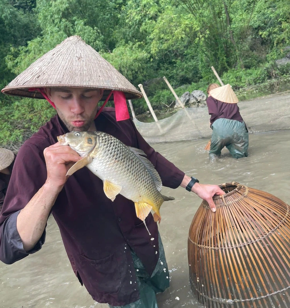 Batılı turistler Vietnam'da çiftçilik yapmayı seviyor: Sabah pirinç ekiyor, öğleden sonra manda güdüyor - 1
