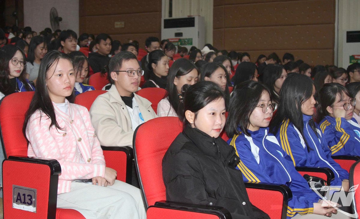 इस प्रचार गतिविधि में थाई न्गुयेन विश्वविद्यालय के हजारों छात्रों ने भाग लिया।