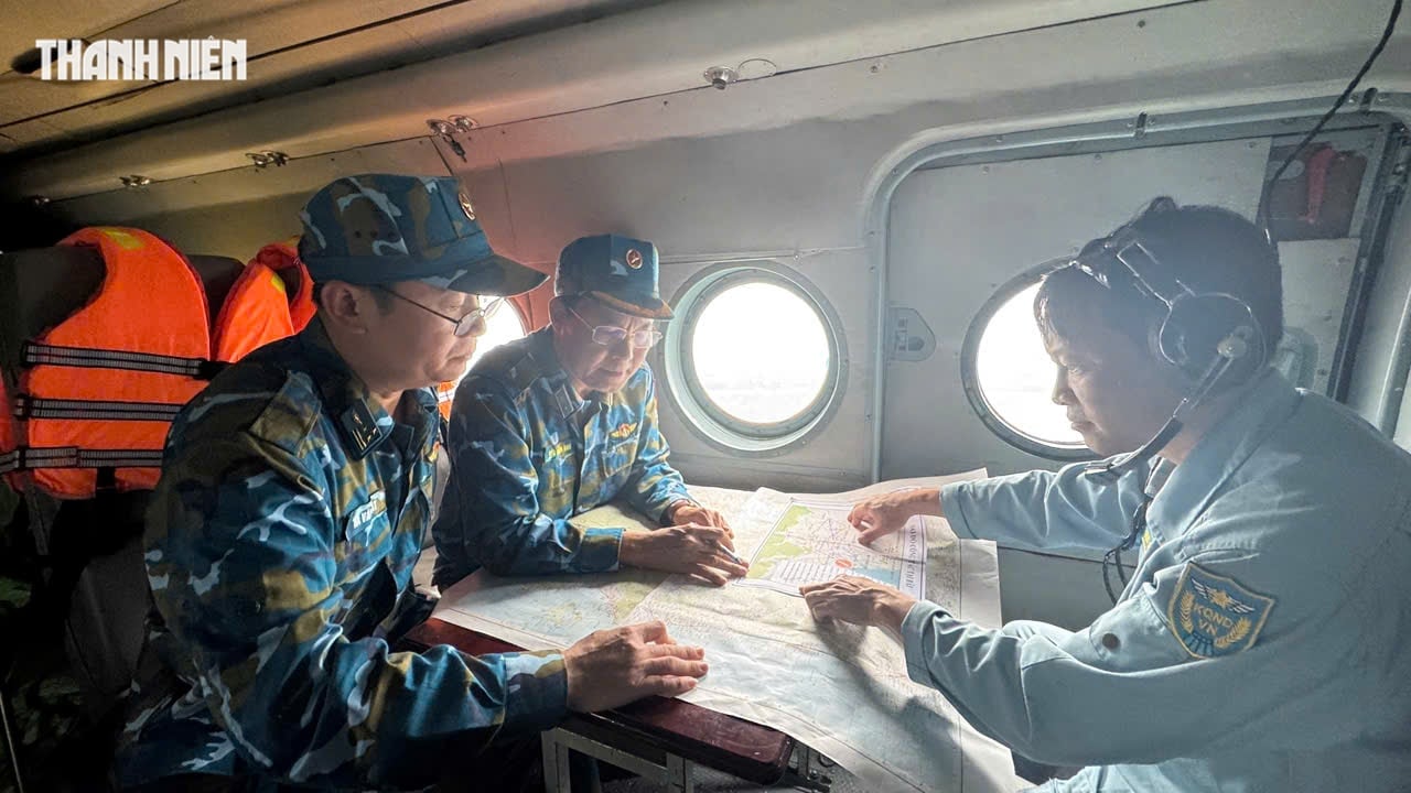 Trực thăng Bộ Quốc phòng thả hàng cứu trợ người dân ngập lụt Phú Yên cũ- Ảnh 1.