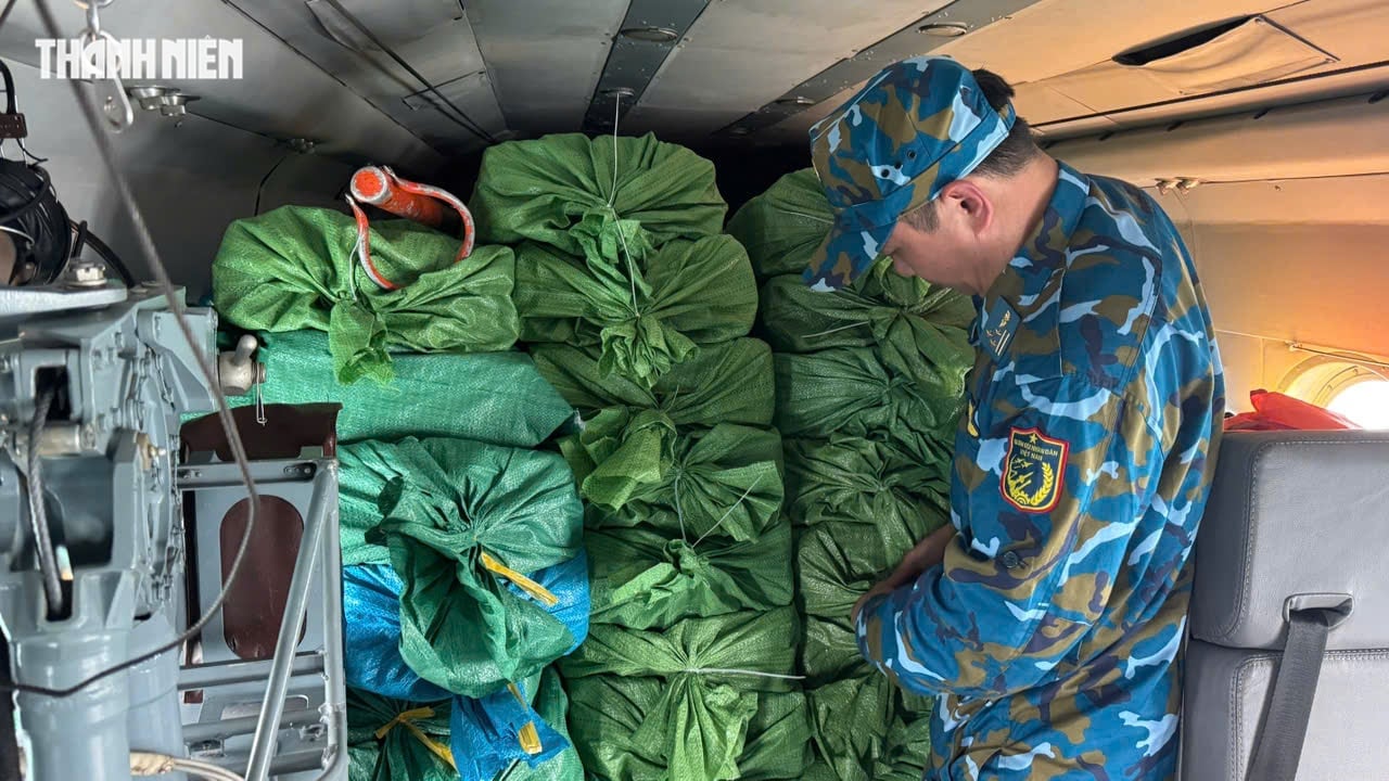 Trực thăng Bộ Quốc phòng thả hàng cứu trợ người dân ngập lụt Phú Yên cũ- Ảnh 4.