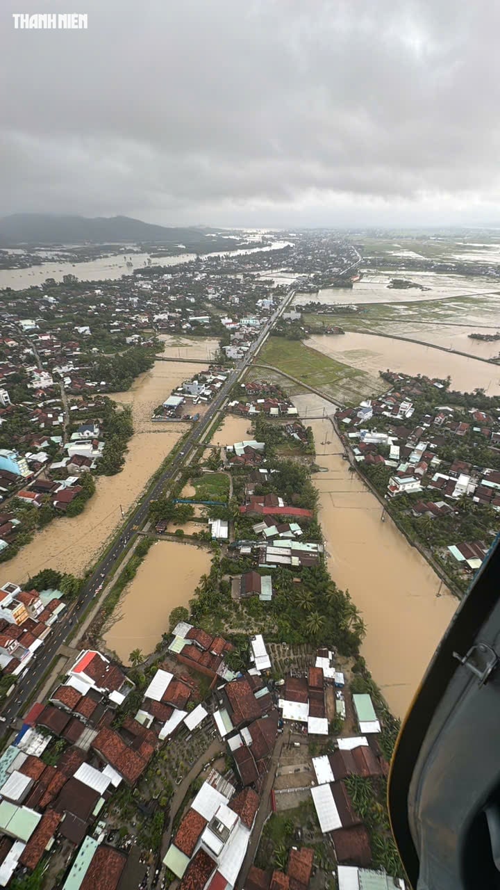 Trực thăng Bộ Quốc phòng thả hàng cứu trợ người dân ngập lụt Phú Yên cũ- Ảnh 5.