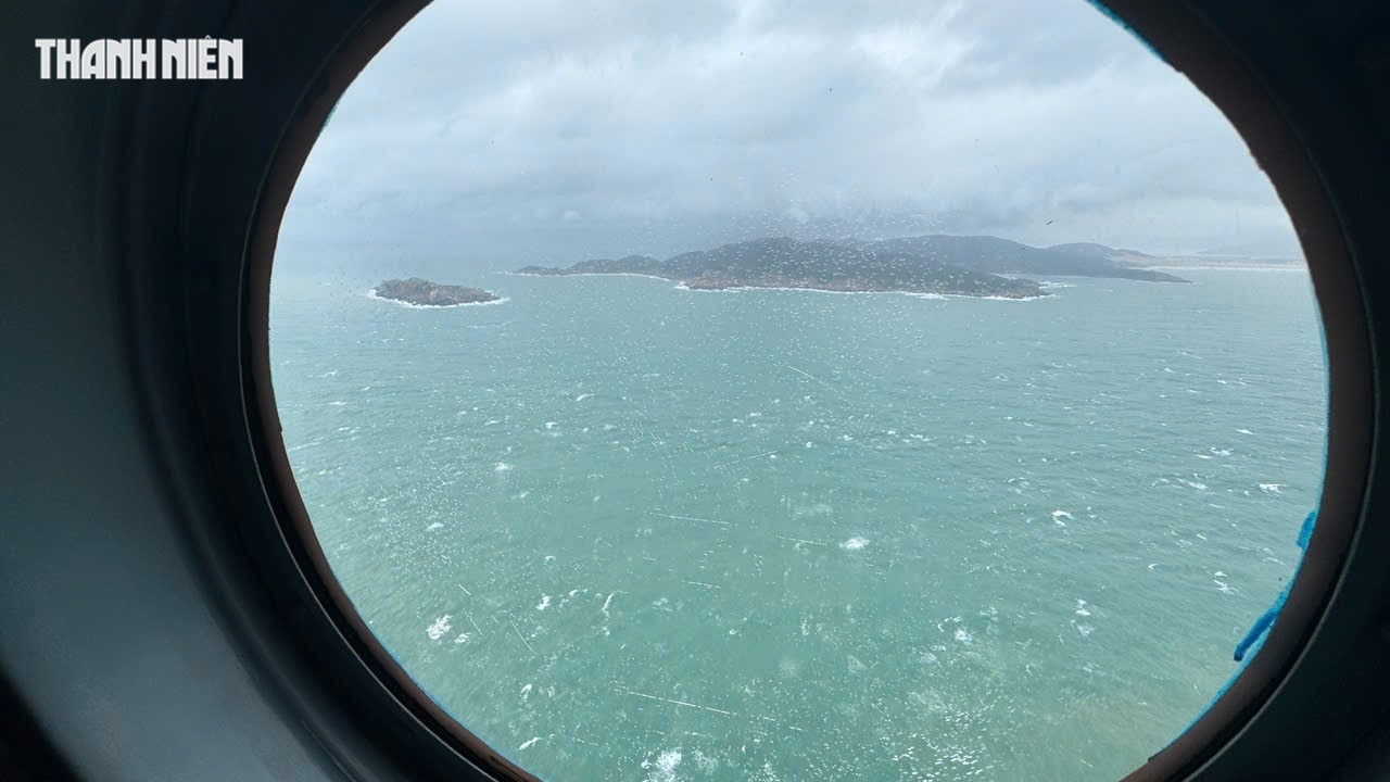 Trực thăng Bộ Quốc phòng thả hàng cứu trợ người dân ngập lụt Phú Yên cũ- Ảnh 6.