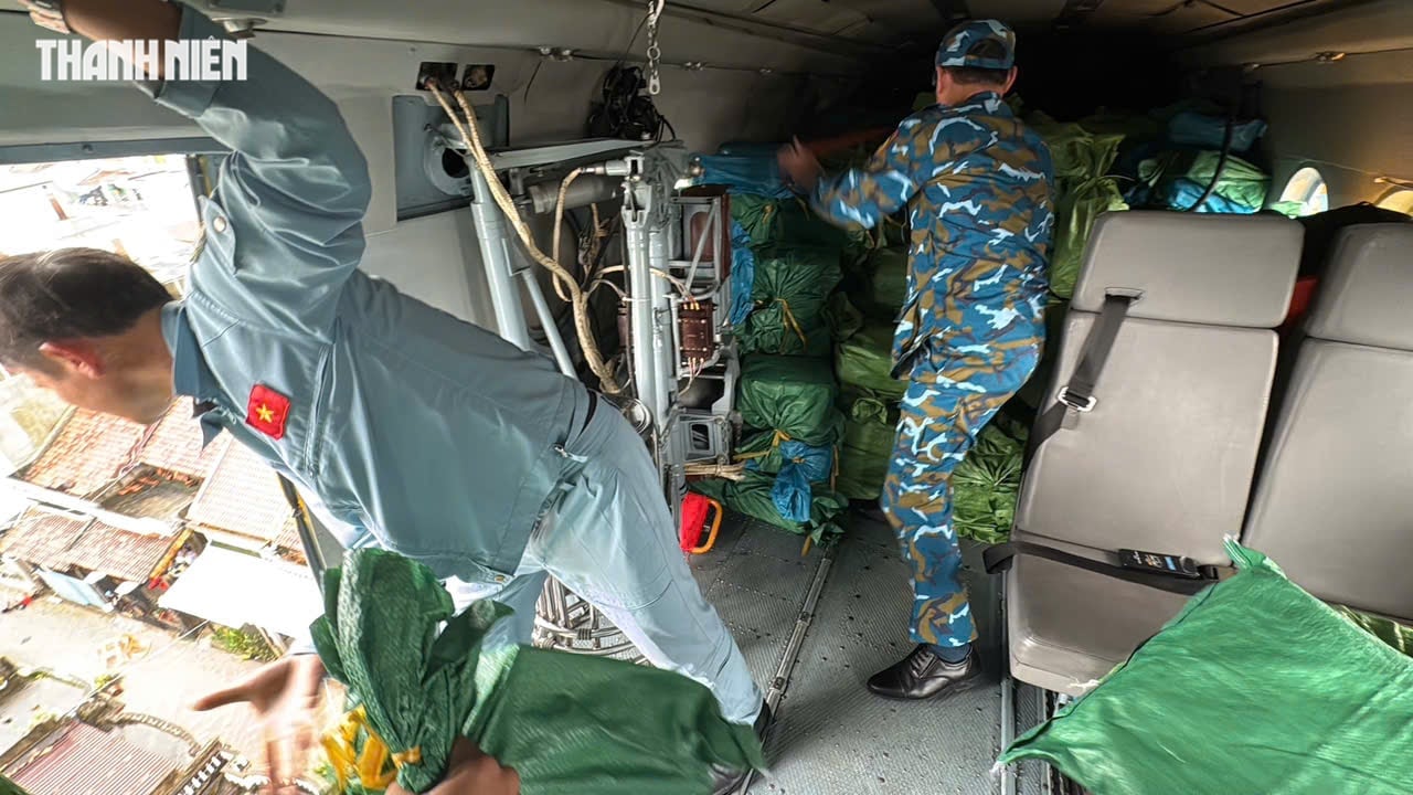 Trực thăng Bộ Quốc phòng thả hàng cứu trợ người dân ngập lụt Phú Yên cũ- Ảnh 7.