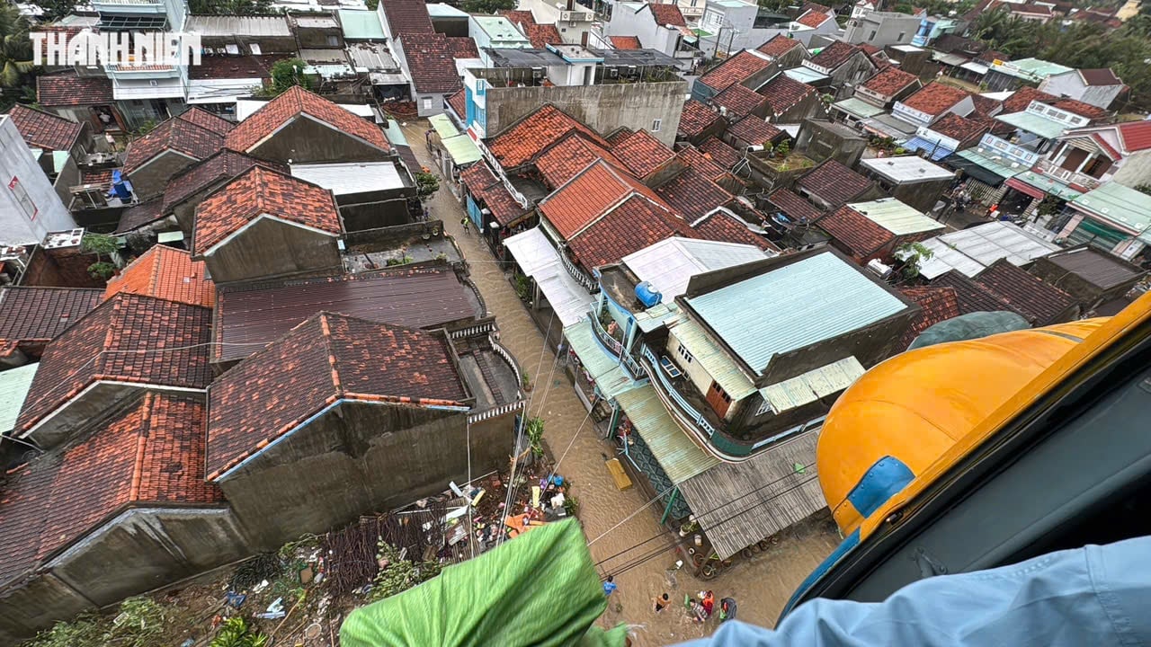 Trực thăng Bộ Quốc phòng thả hàng cứu trợ người dân ngập lụt Phú Yên cũ- Ảnh 8.