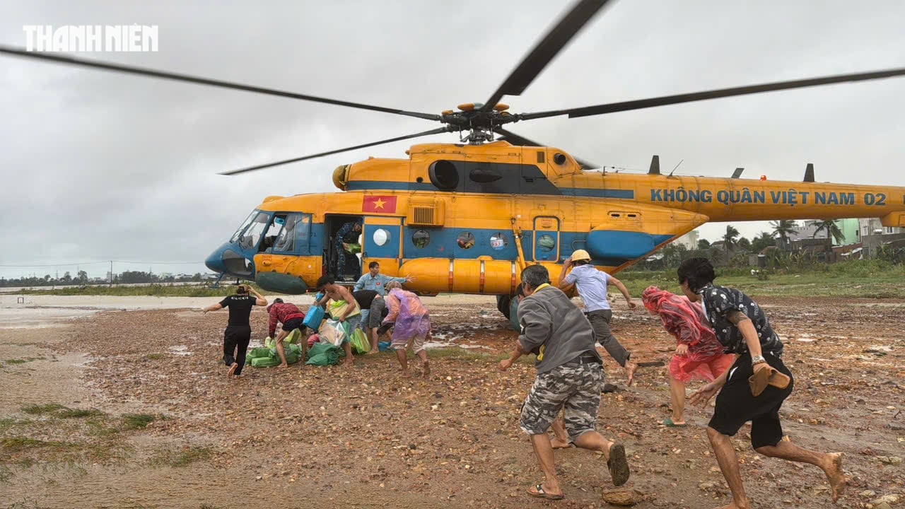 Trực thăng Bộ Quốc phòng thả hàng cứu trợ người dân ngập lụt Phú Yên cũ- Ảnh 10.