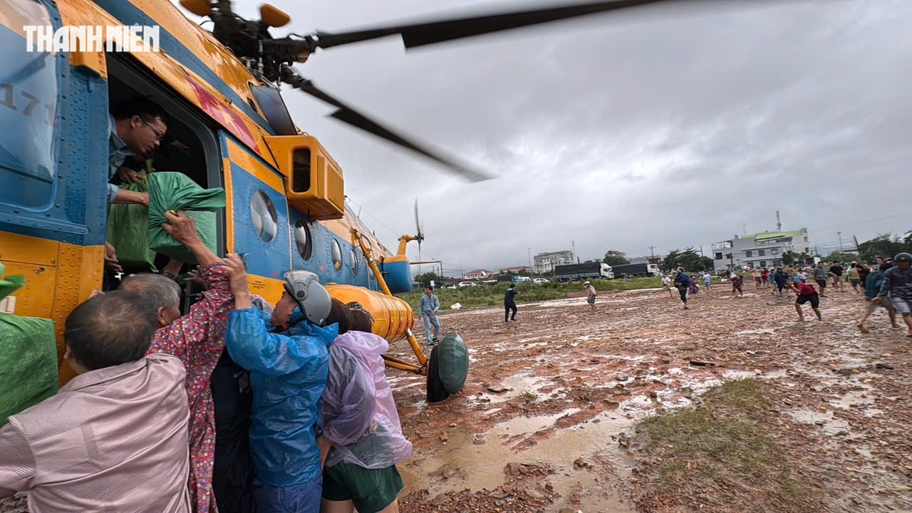 Trực thăng Bộ Quốc phòng thả hàng cứu trợ người dân ngập lụt Phú Yên cũ- Ảnh 11.
