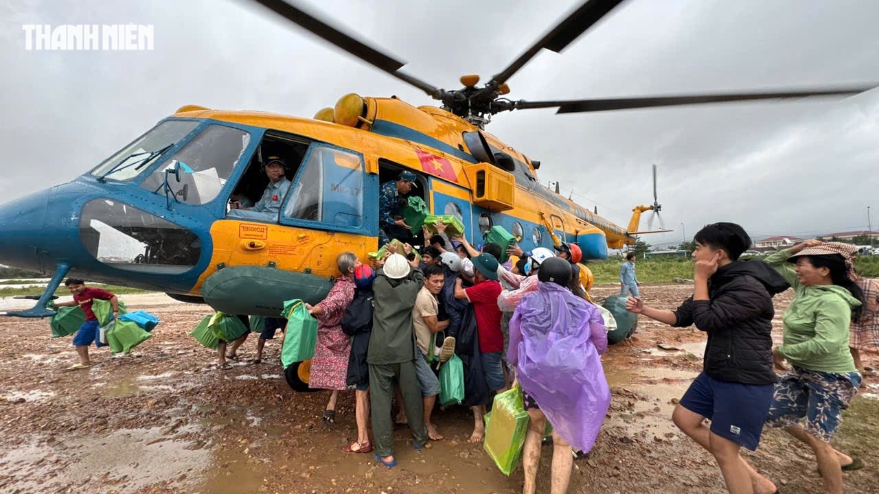 Trực thăng Bộ Quốc phòng thả hàng cứu trợ người dân ngập lụt Phú Yên cũ- Ảnh 12.