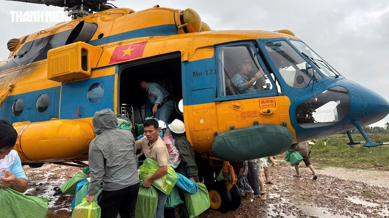 Trực thăng Bộ Quốc phòng thả hàng cứu trợ người dân ngập lụt Phú Yên cũ- Ảnh 13.