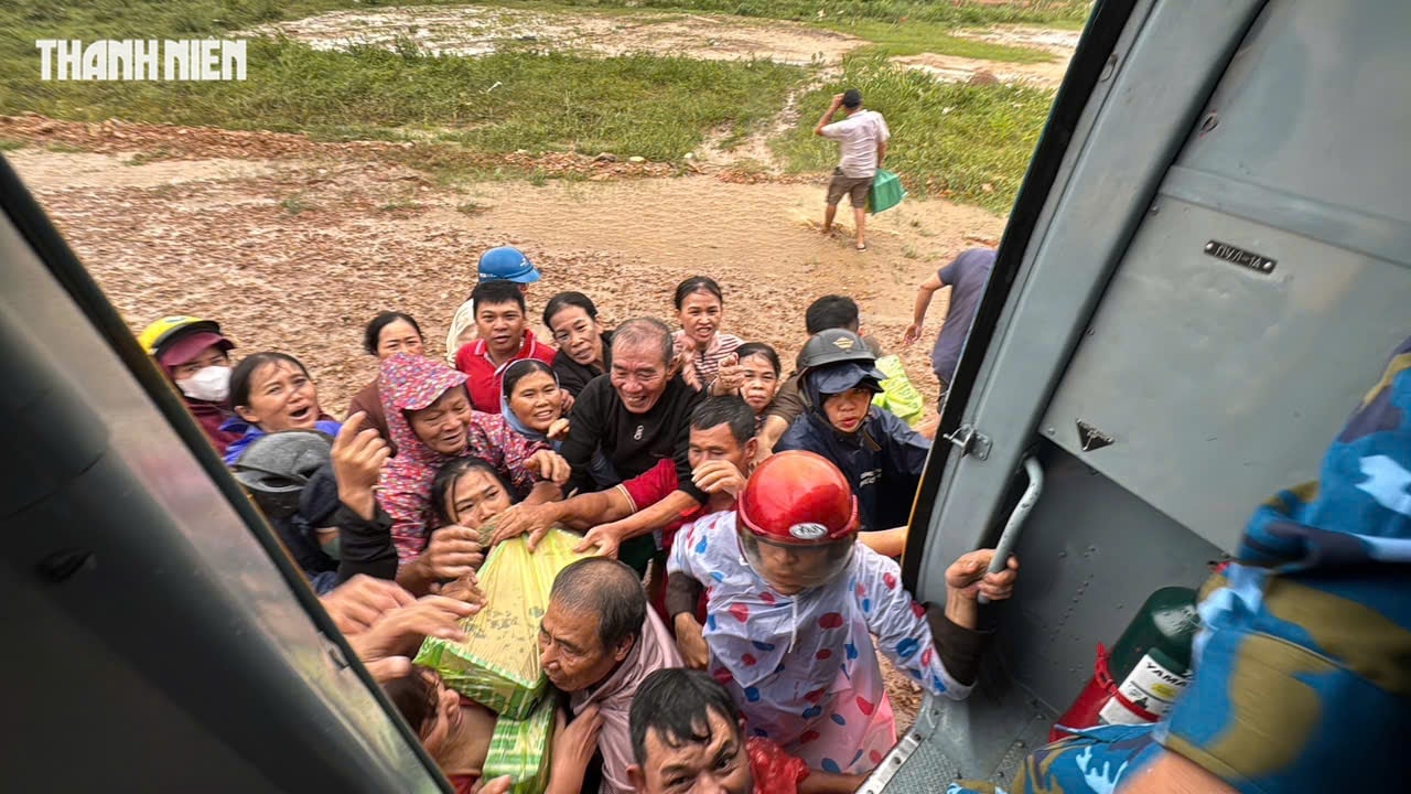 Trực thăng Bộ Quốc phòng thả hàng cứu trợ người dân ngập lụt Phú Yên cũ- Ảnh 14.