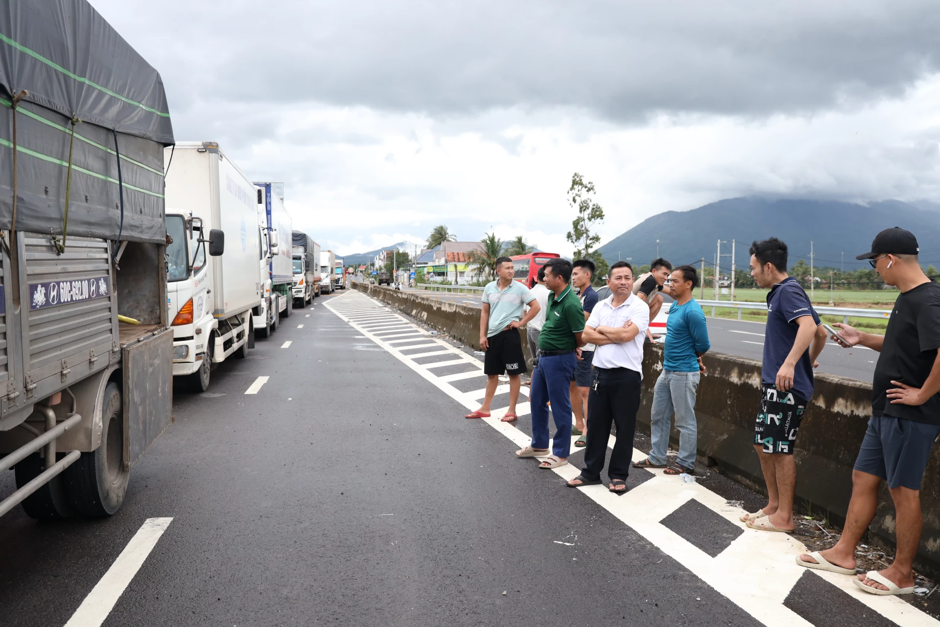Des conducteurs fatigués se tiennent le long de l'autoroute 1