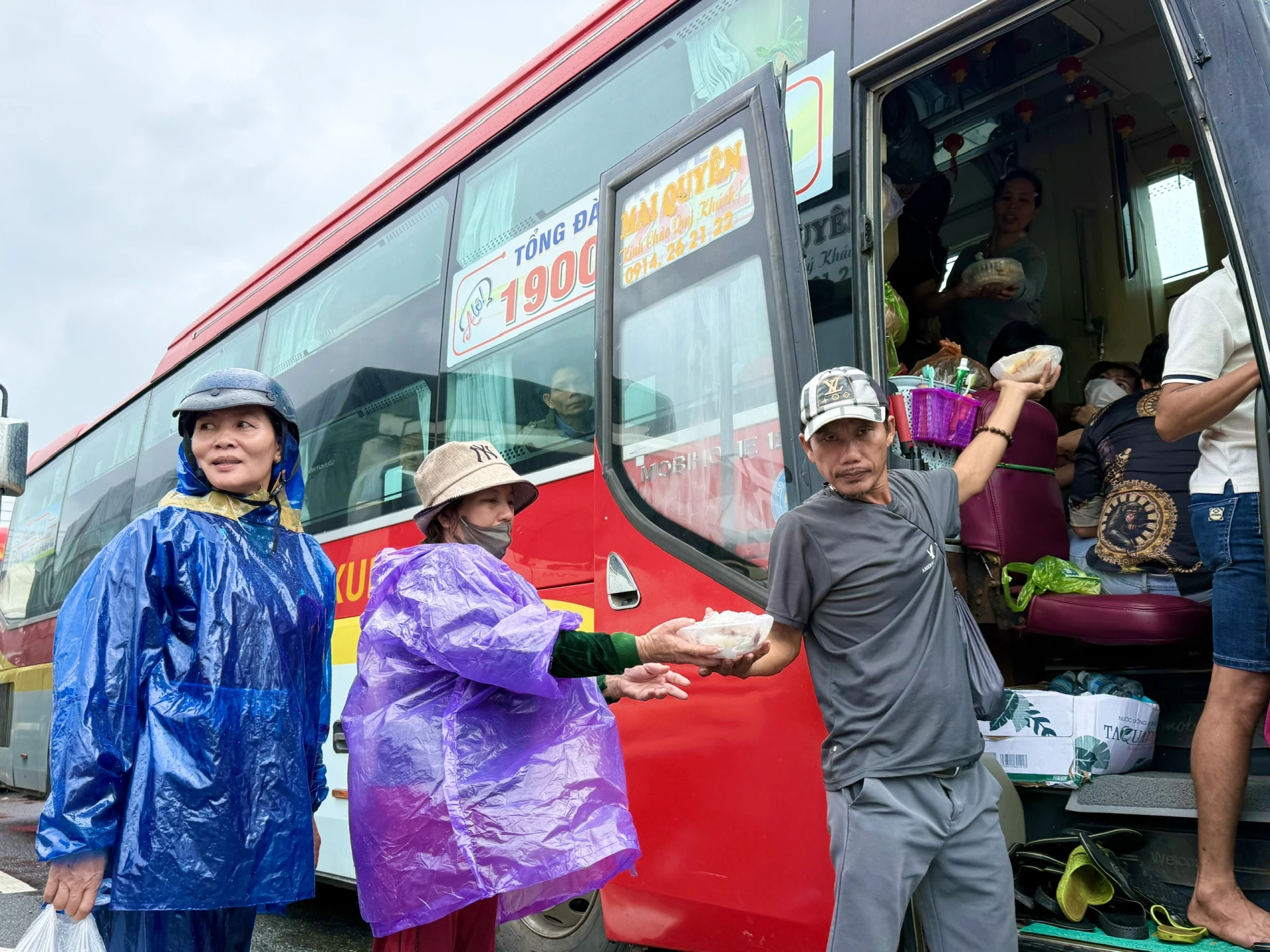 De nombreux restaurants situés le long de la Highway 1 ont organisé des repas gratuits pour les passagers bloqués.