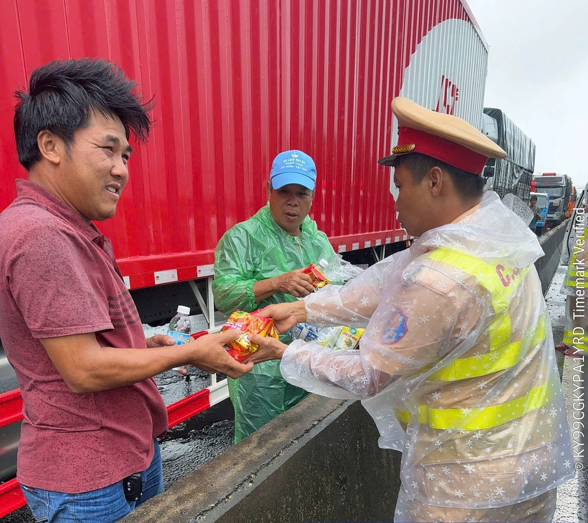 Le poste de police routière de Ninh Hoa distribue gratuitement de la nourriture aux automobilistes.
