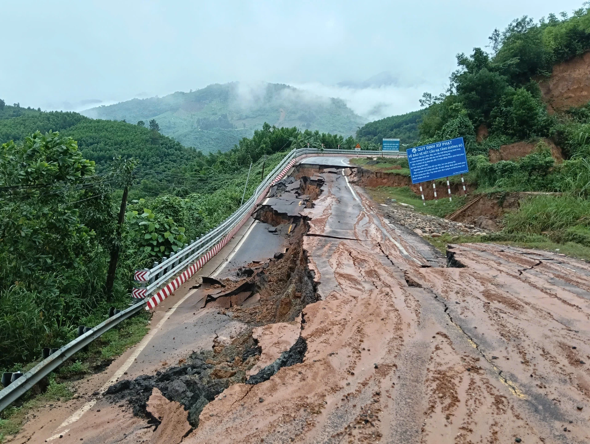 Đèo Khánh Lê tiếp tục xuất hiện nhiều vị trí sạt lở nghiêm trọng