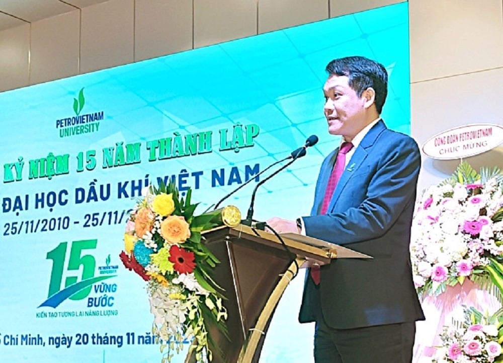 Dr. Phan Minh Quoc Binh, a PVU rektora megerősítette, hogy a PVU továbbra is erősíti szerepét, mint Petrovietnam tudományos kutatási és képzési ökoszisztémájának pillére és magja. Fotó: PVU. TS. Phan Minh Quốc Bình - Hiệu trưởng PVU khẳng định, PVU sẽ tiếp tục củng cố vai trò là trụ cột, hạt nhân trong hệ sinh thái nghiên cứu khoa học và đào tạo của Petrovietnam. Ảnh: PVU.