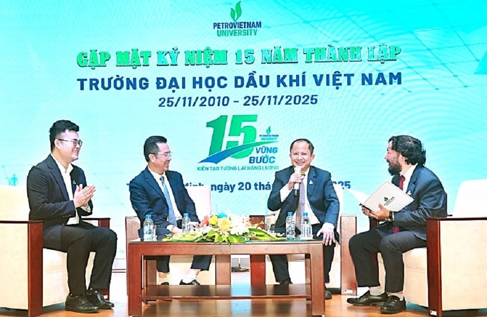 Rendkívüli beszélgetés a „15 év folyamatos fejlődése – Az energia jövőjének építése” témával. Fotó: PVU. Tọa đàm đặc biệt với chủ đề '15 năm vững bước - Kiến tạo tương lai năng lượng'. Ảnh: PVU.