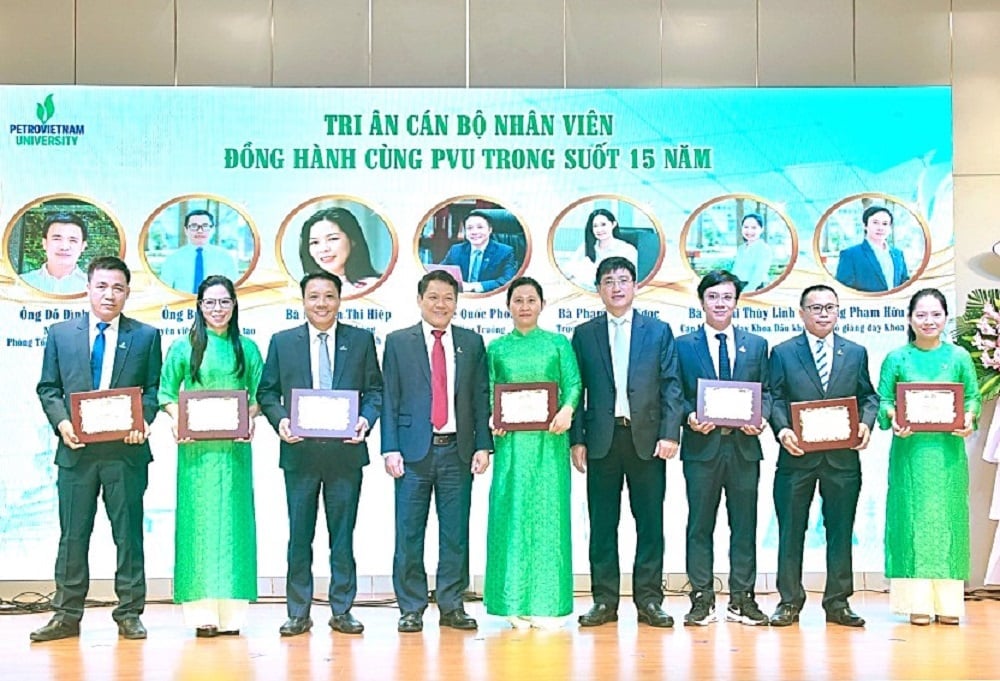 Phan Anh Minh úr, a Tudományos Kutatásért és Képzésért felelős Pártbizottság titkára, a PVU Igazgatótanácsának elnöke és Dr. Phan Minh Quoc Binh, a PVU igazgatója köszönőérmeket adott át a PVU-t az elmúlt 15 évben elkísérő munkatársaknak. Fotó: PVU. Ông Phan Anh Minh - Bí thư Đảng ủy Nghiên cứu khoa học và Đào tạo, Chủ tịch Hội đồng Trường PVU và TS. Phan Minh Quốc Bình - Hiệu trưởng PVU trao tặng kỷ niệm chương tri ân các CBNV đồng hành cùng PVU suốt 15 năm qua. Ảnh: PVU.