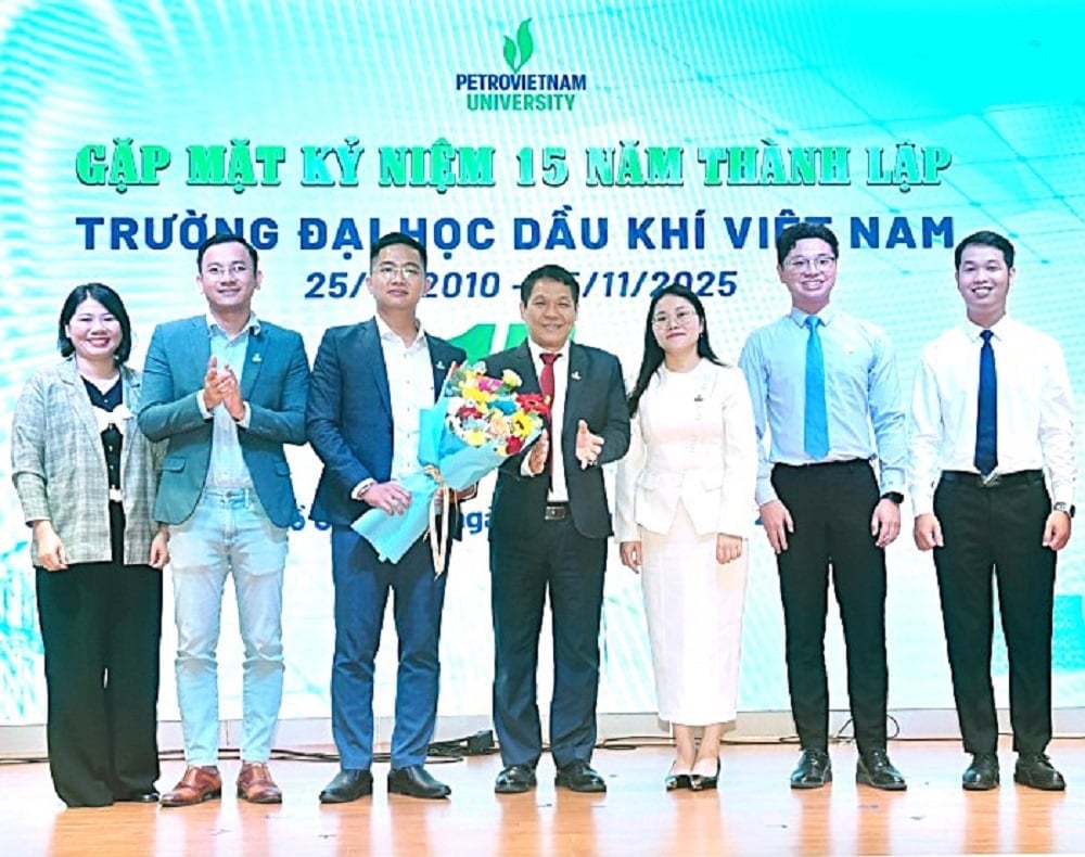 A PVU Alumni Egyesületének vezetőségének megalakulása. Fotó: PVU. Ra mắt Ban Chấp hành Hội Cựu sinh viên PVU. Ảnh: PVU.