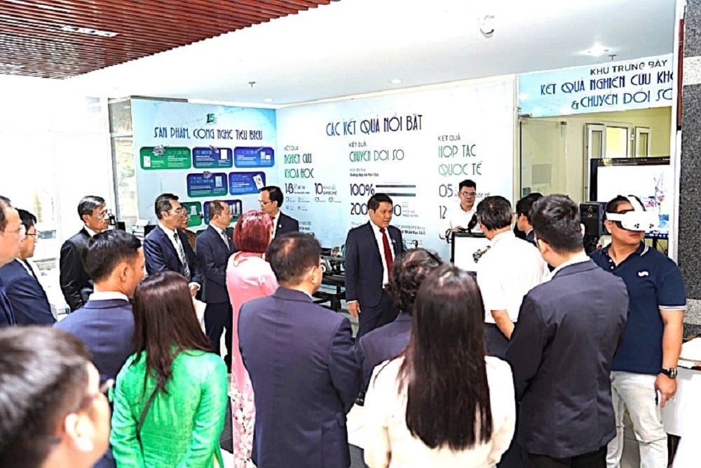 Dr. Phan Minh Quoc Binh, a PVU igazgatója bemutatta a PVU eredményeit a csoport vezetőinek és a küldötteknek a kiállításon. Fotó: PVU. T.S Phan Minh Quốc Bình - Hiệu trưởng PVU giới thiệu với lãnh đạo Tập đoàn và các đại biểu về thành tựu của PVU tại triển lãm. Ảnh: PVU.