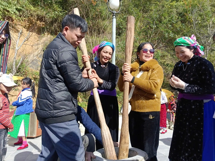 Lý do tạm dừng xe chở khách lên cột cờ Lũng Cú - Ảnh 2.