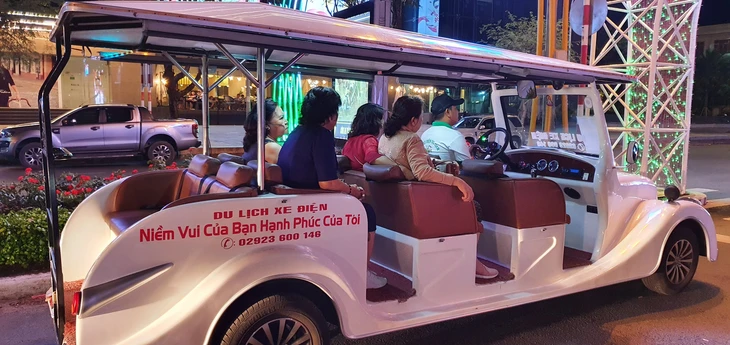 Turistler için 4 tekerlekli elektrikli araba - Fotoğraf 1.