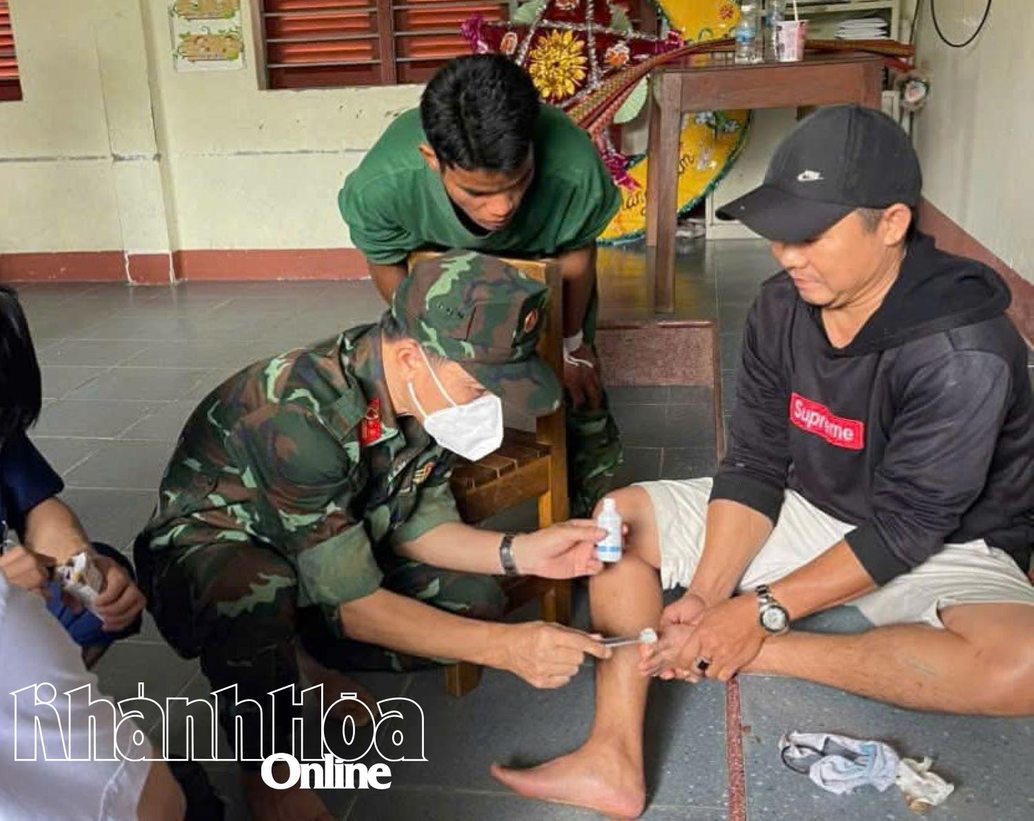 ແພດໝໍກອງບັນຊາການທະຫານແຂວງ ປິ່ນປົວບາດແຜໃຫ້ພົນລະເຮືອນ.