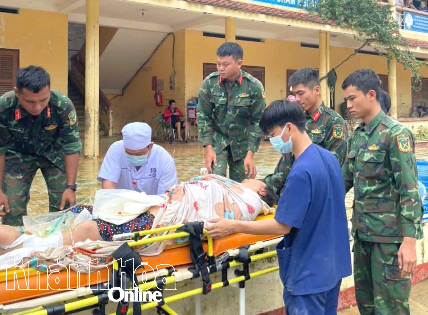 ໃນກໍລະນີທີ່ມີອາການໜັກ, ທີມແພດຈະນຳສົ່ງຄົນເຈັບໄປໂຮງໝໍເພື່ອປິ່ນປົວ.