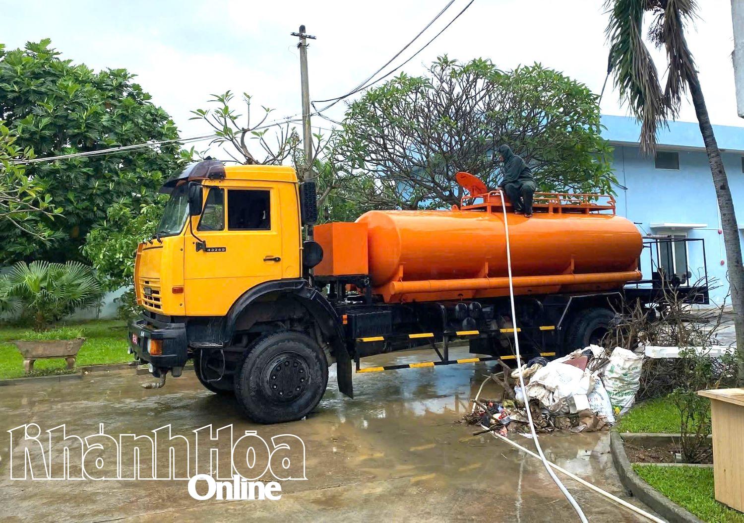 ກອງ​ບັນຊາ​ການ​ທະຫານ​ແຂວງ ຂົນ​ສົ່ງ​ນ້ຳ​ສະອາດ​ໄປ​ສະໜອງ​ໃຫ້​ປະຊາຊົນ​ຢູ່​ຕາ​ແສງ ດ້ຽນບຽນ.