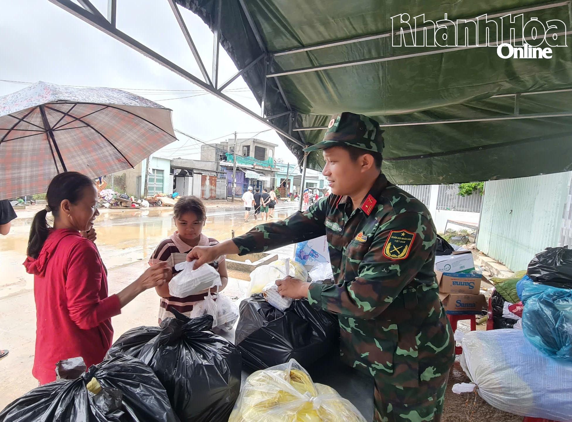ປະຊາຊົນ​ຕາ​ແສງ ດ້ຽນ​ເຍີນ ຮັບ​ປະທານ​ອາຫານ​ຢູ່​ສະຖານ​ທີ່​ບັນເທົາ​ທຸກ​ຂອງ​ຕາ​ແສງ.
