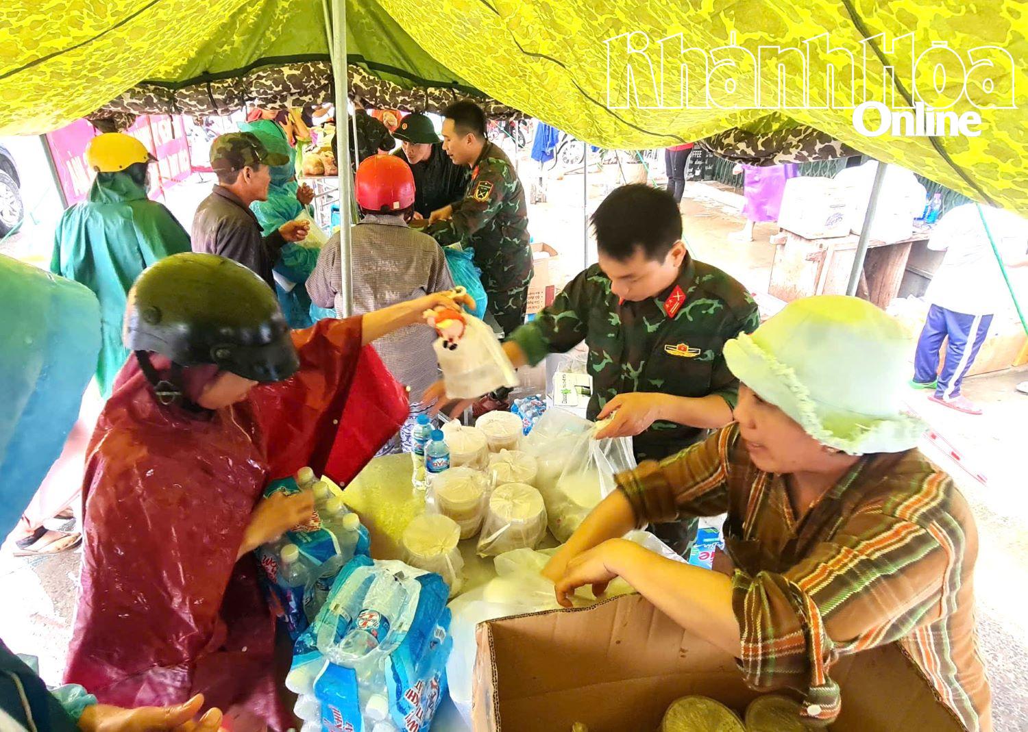 ປະຊາຊົນ​ຕາ​ແສງ ດ້ຽນ​ແຄງ ​ໄດ້​ຮັບ​ເຄື່ອງ​ຂອງ​ທີ່​ຈຳ​ເປັນ​ຢູ່​ສະຖານ​ທີ່​ບັນເທົາ​ທຸກ​ຂອງ​ຕາ​ແສງ.