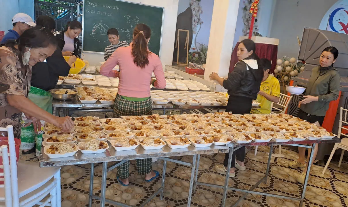 បងប្អូនស្រីដាំបាយជួយប្រជាជន។