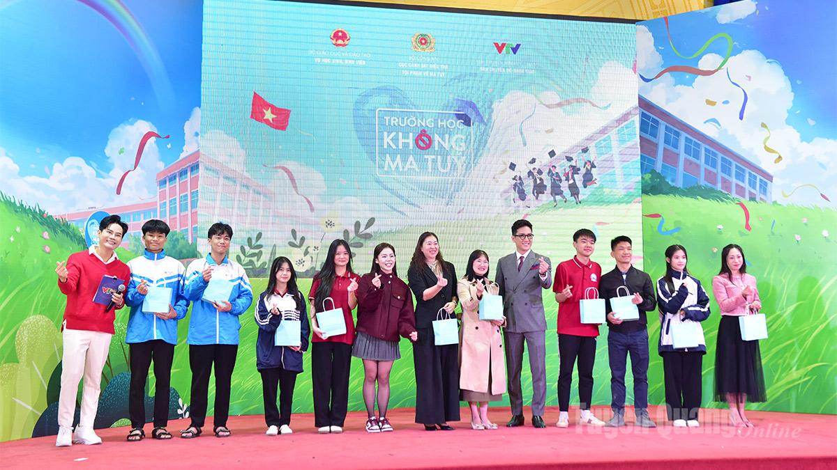 The contest ambassadors are singer Huong Ly and actor Chi Nhan who interact, inspire beautiful living, and encourage students to raise awareness of drug prevention.