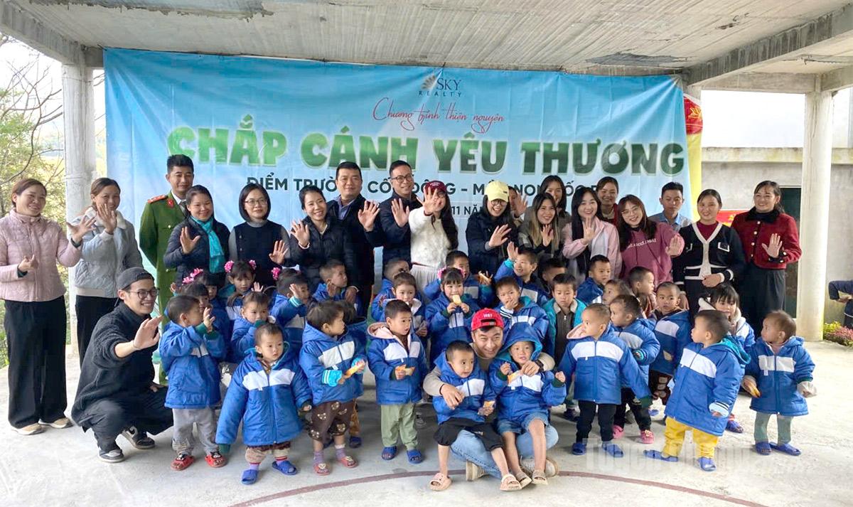 Gần 1.000 áo ấm và vật dụng trao tặng học sinh và điểm trường khó khăn các xã Trung Thịnh và Pà Vầy Sủ