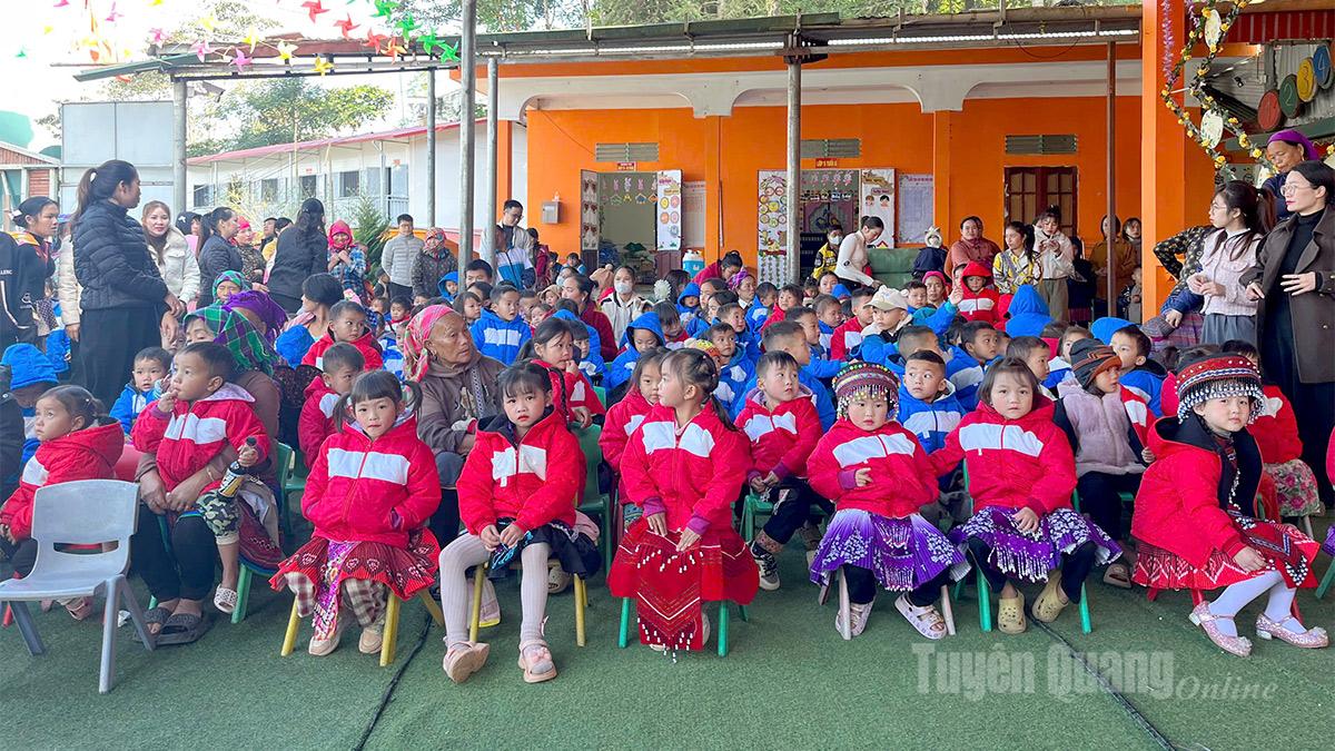 Багатьом учням дитячого садка Нан ​​Ма (комуна Па Вай Су) в рамках програми видали теплий зимовий одяг.