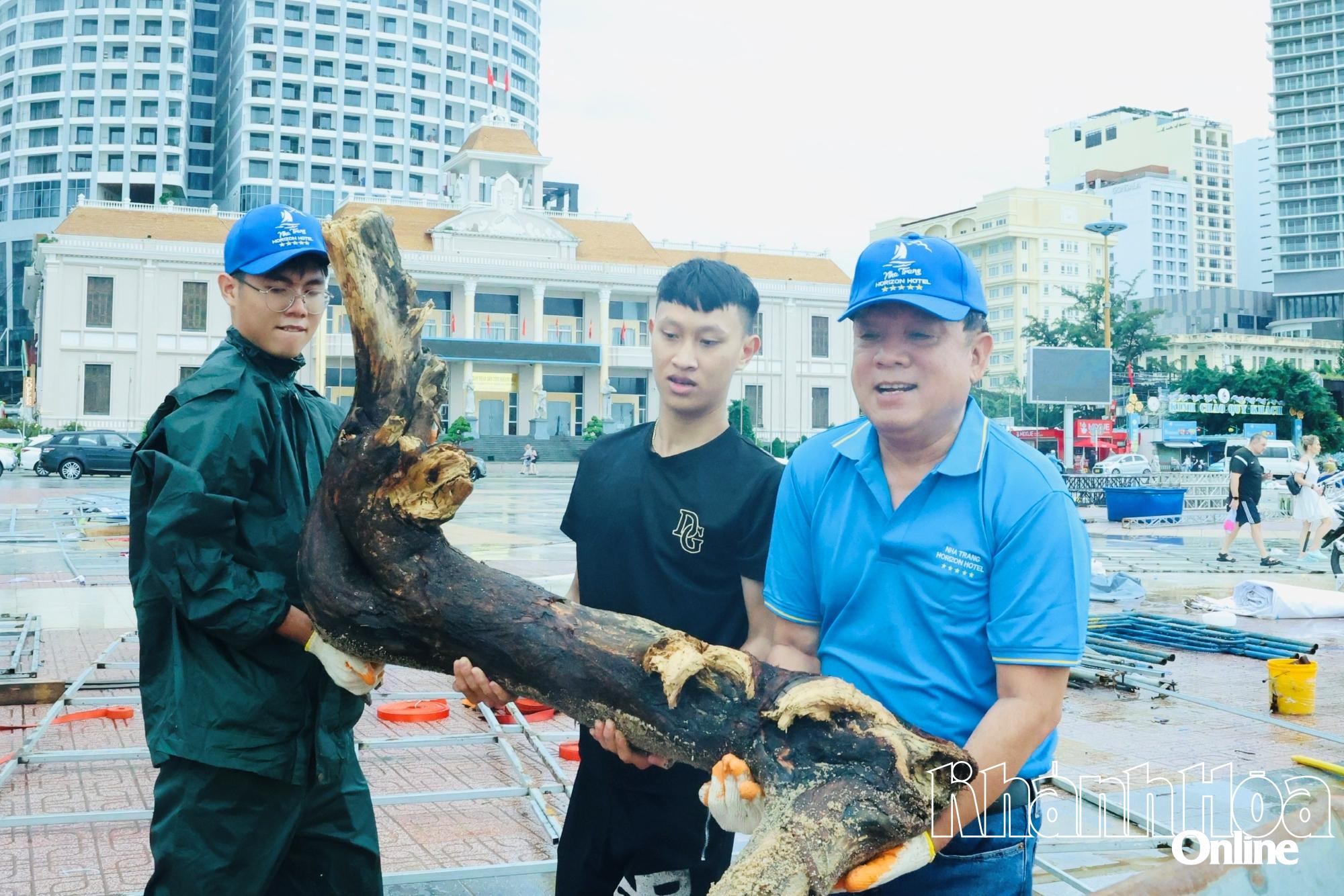 นายฮวง วัน วินห์ อดีตประธานสมาคมการท่องเที่ยวคานห์ฮัว ยังได้มาร่วมทำกิจกรรมทำความสะอาดขยะด้วย