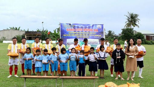 Xã Truông Mít: Giao lưu bóng đá và trao học bổng, quà cho học sinh nghèo