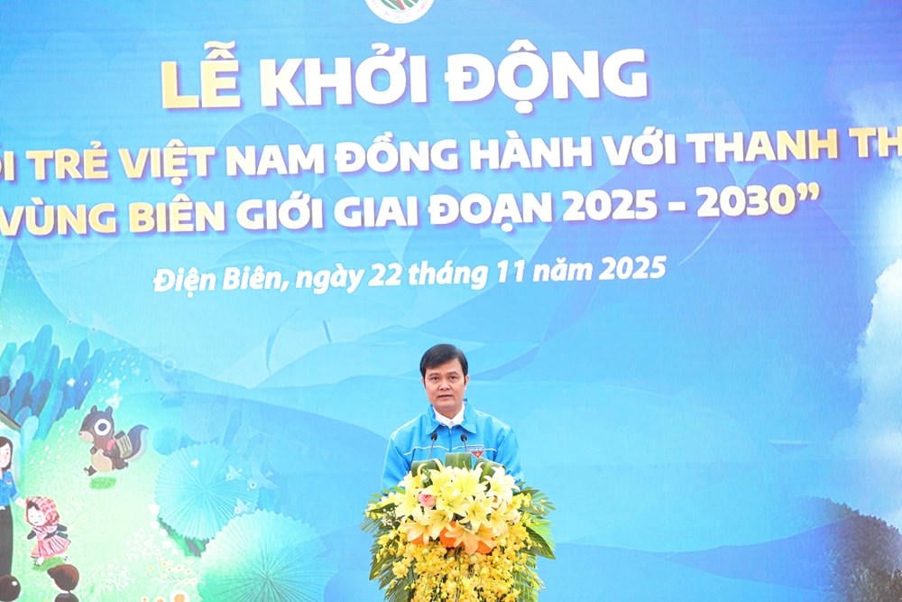 นายบุ่ย กวาง ฮุย สมาชิกสำรองของคณะกรรมการกลางพรรค รองประธานคณะกรรมการกลางแนวร่วมปิตุภูมิเวียดนาม เลขาธิการสหภาพเยาวชนกลาง กล่าวสุนทรพจน์