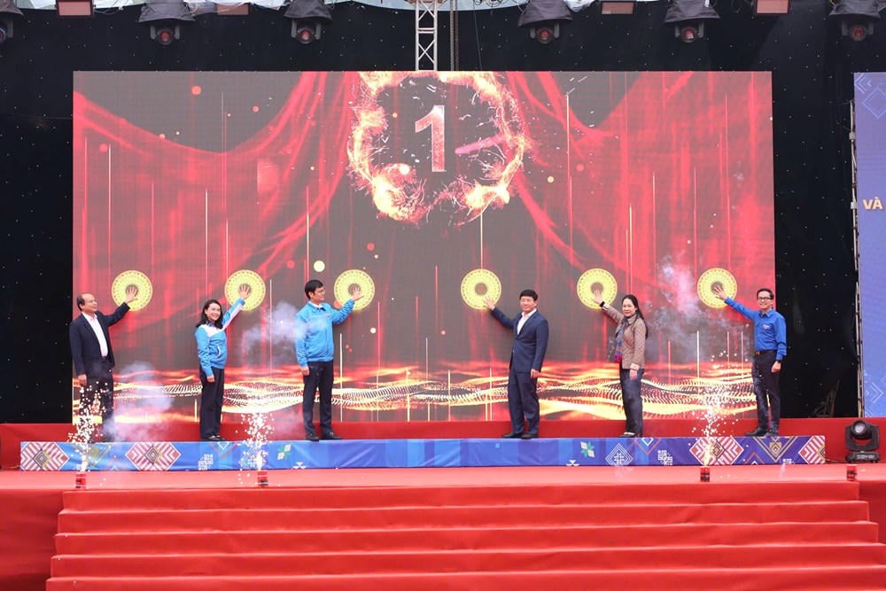 ผู้แทนทำพิธีเปิดตัวโครงการ “เยาวชนเวียดนามร่วมใจเด็กในพื้นที่ชายแดน ปี 2568-2573”