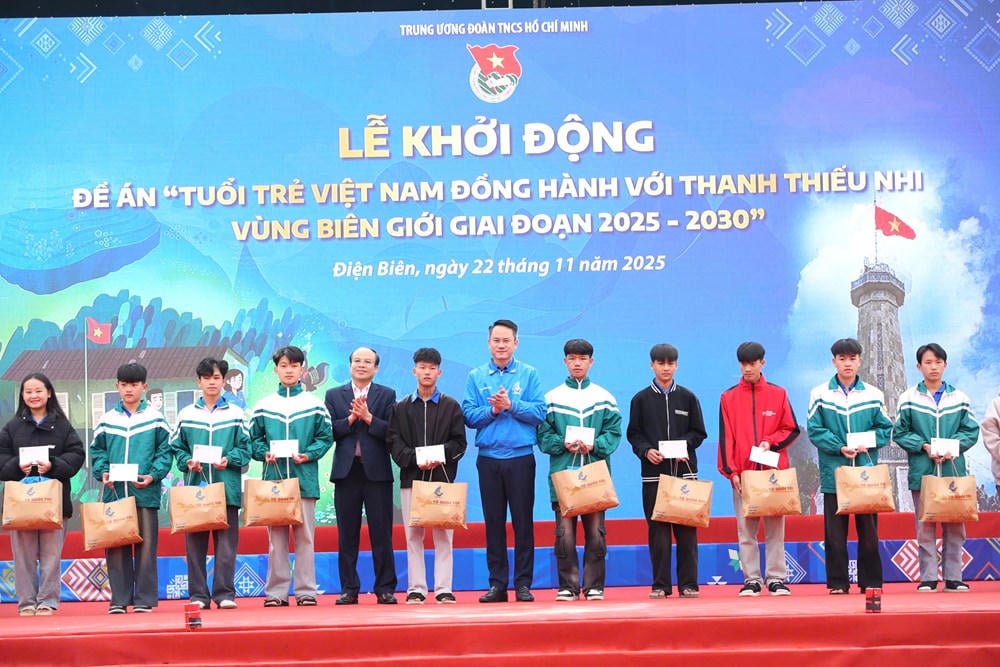 ผู้แทนมอบของขวัญให้กับนักเรียน