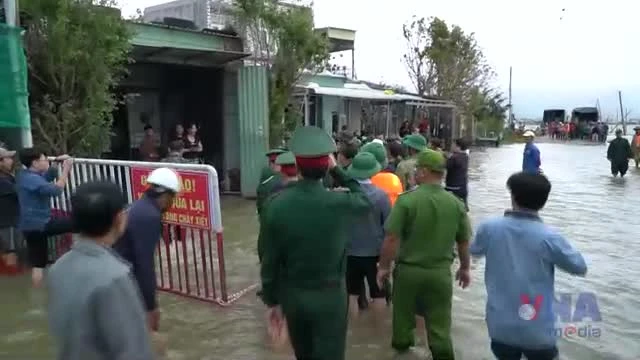 Đại tướng Phan Văn Giang thăm, tặng quà người dân vùng lũ Gia Lai