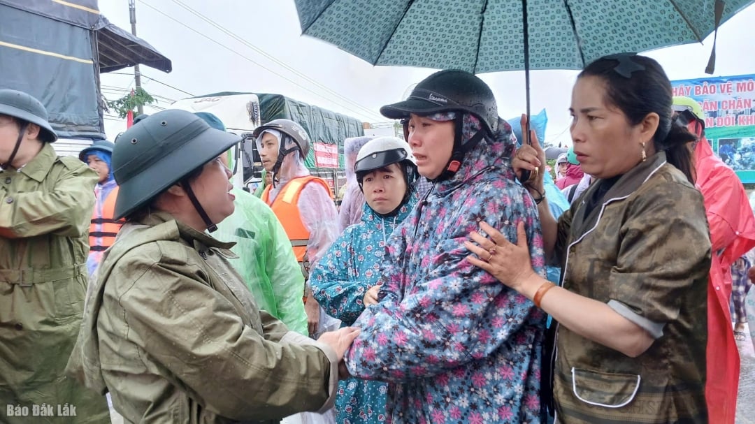 Standing Deputy Secretary of the Provincial Party Committee Cao Thi Hoa An visited and encouraged people in flooded areas.