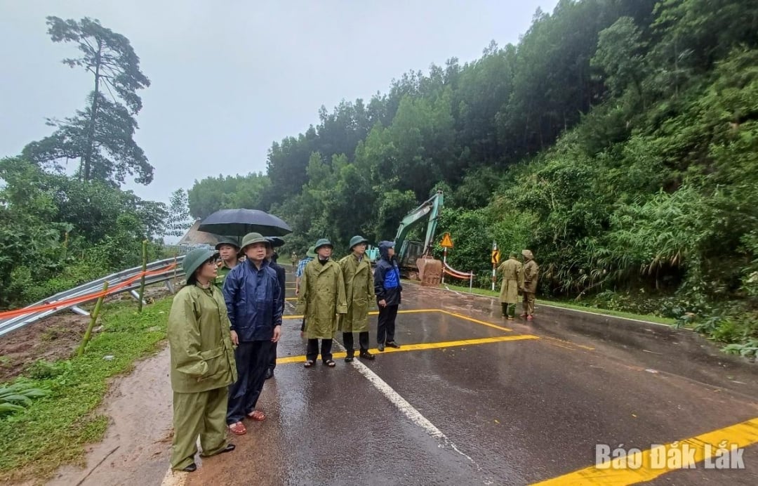 Deputy Secretary of the Provincial Party Committee Do Huu Huy inspected the flood situation in Ea Trang commune.