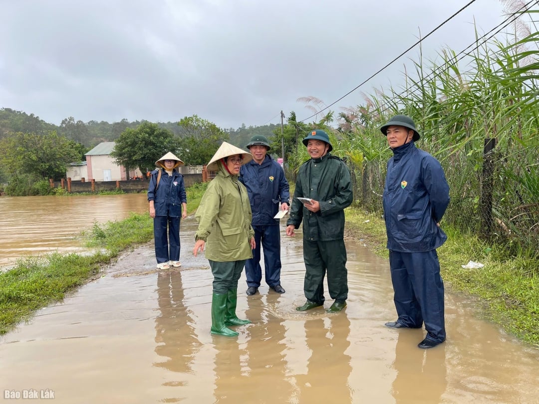 Deputy Secretary of the Provincial Party Committee Huynh Thi Chien Hoa inspected and directed disaster response work in Dray Bhang commune.