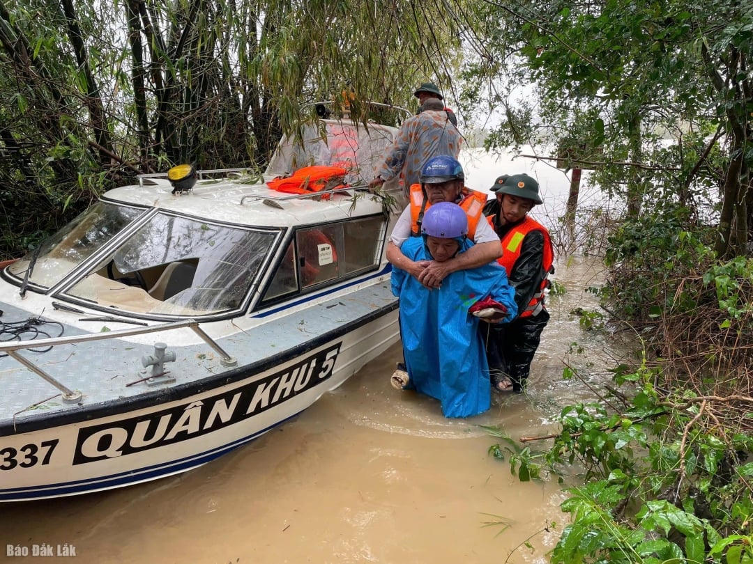 Forces participating in helping people get out of flooded areas. Photo: Vien Quynh