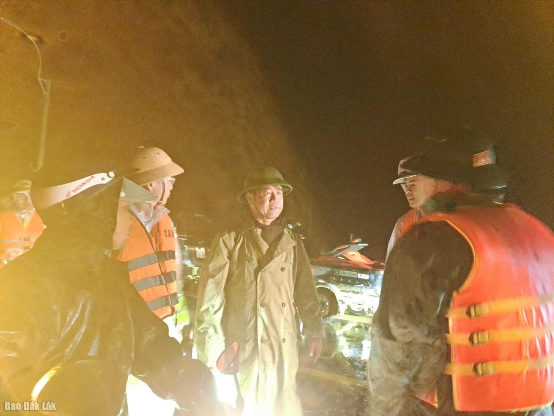 Vice Chairman of the Provincial People's Committee Nguyen Thien Van directed and operated rescue work in Tay Hoa commune.