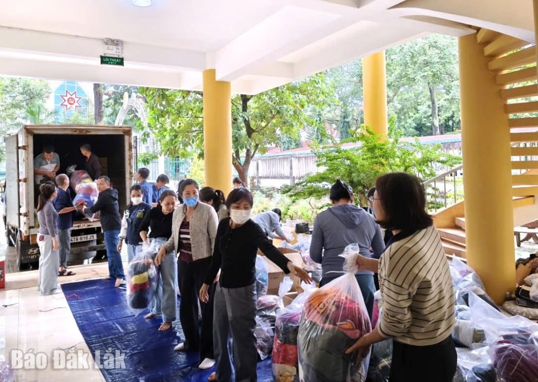 Dak Lak Newspaper, Radio and Television are transporting clothes and blankets donated by individuals and organizations to deliver in time to people in flooded areas.