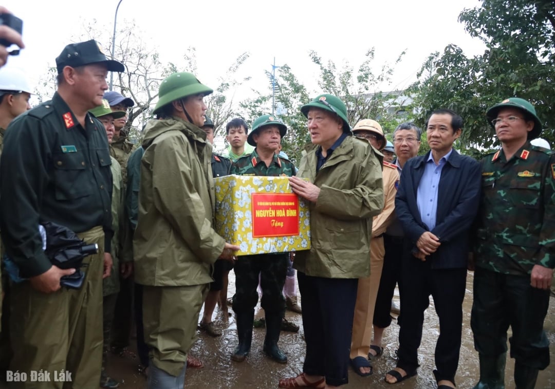 Comrade Nguyen Hoa Binh, Politburo member and Permanent Deputy Prime Minister, met and encouraged officers and soldiers of the armed forces on duty on site.