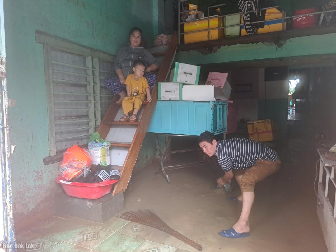 People took the opportunity to clean their houses while the water was receding.