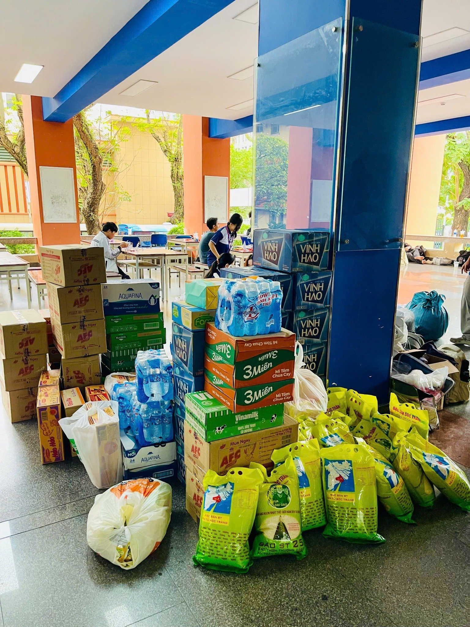 Hàng loạt trường ĐH ở TP HCM mở chiến dịch hỗ trợ đồng bào vùng lũ - Ảnh 2.