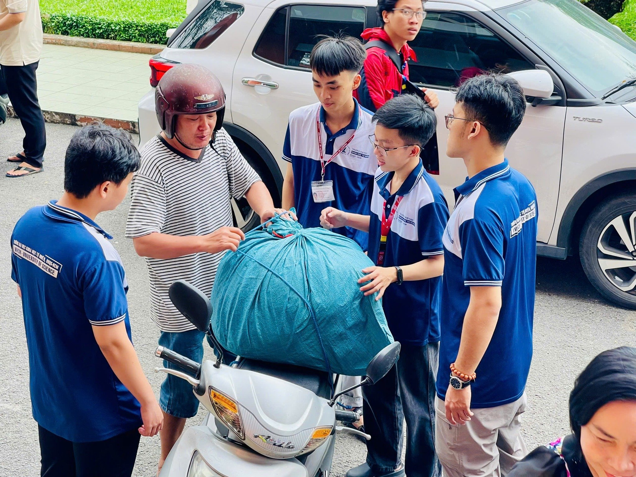 Hàng loạt trường ĐH ở TP HCM mở chiến dịch hỗ trợ đồng bào vùng lũ - Ảnh 3.